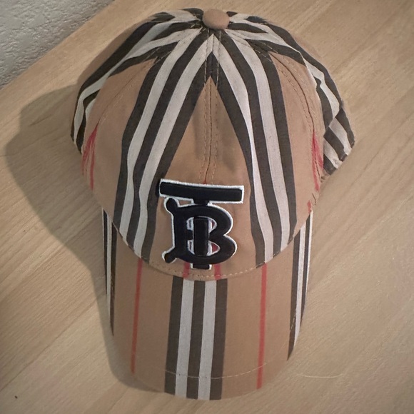 Burberry hat - Picture 3 of 3